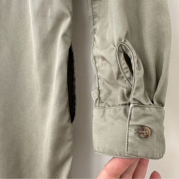 C&C California shirt dress with a v-neck & roll tab sleeves, mini length - Picture 11 of 14